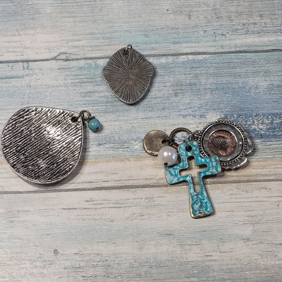 Three Finding Pendants. - Picture 2 of 8